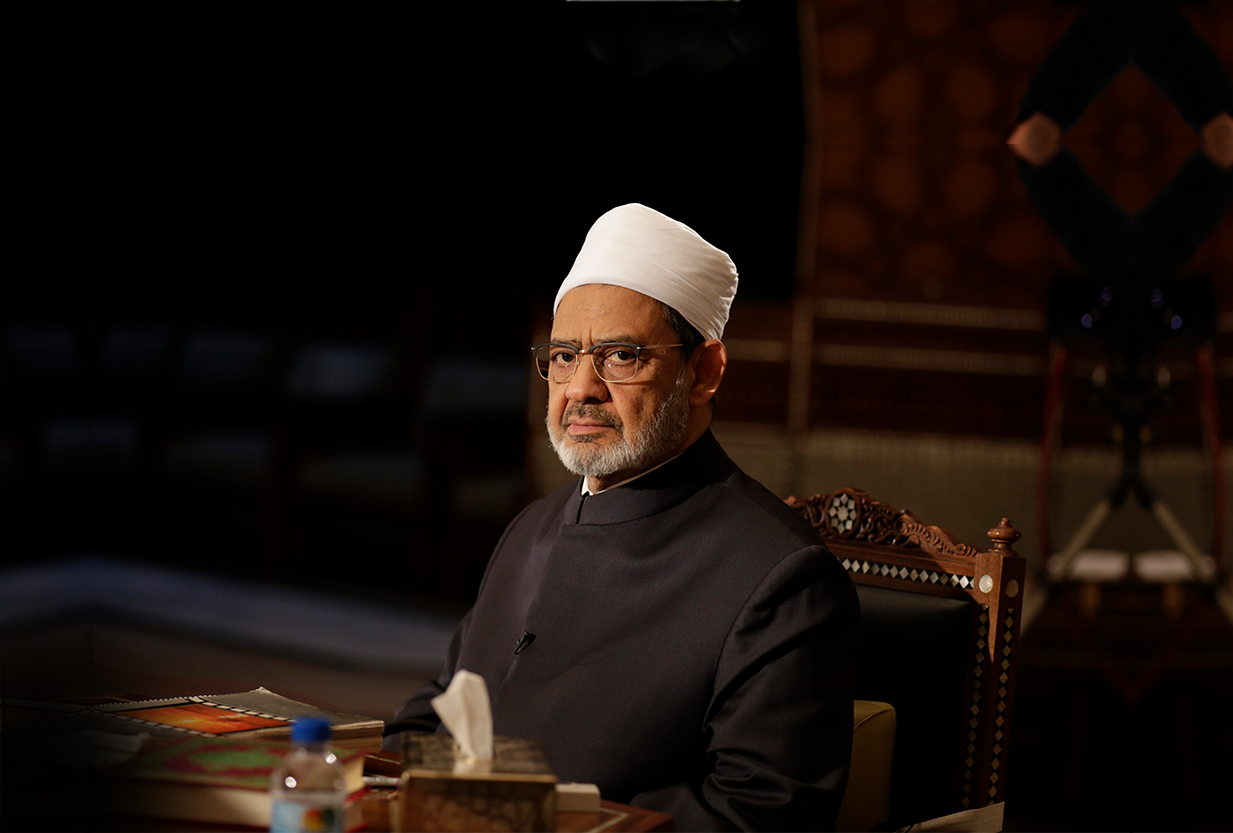 شيخ الأزهر يطمئن هاتفيًّا على صحة الشيخ أيمن عبد الغني ومرافقيه إثر تعرضهم لانقلاب سيارتهم