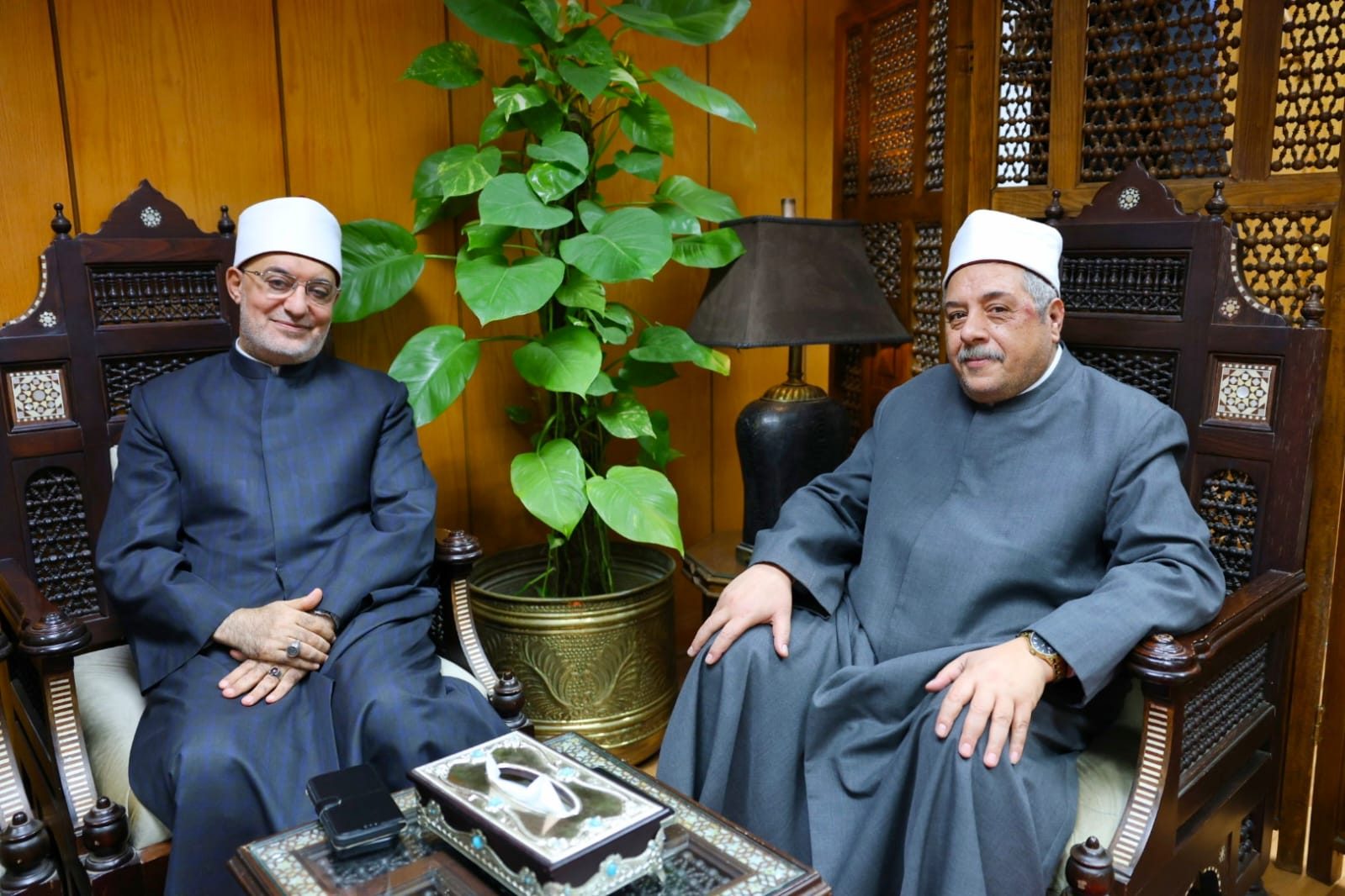الشيخ أيمن عبد الغني يباشر مهام عمله بمكتبه بعد الحادث الذي تعرض له.. ويستقبل مفتي الجمهورية والأمين العام لمجمع البحوث الإسلامية