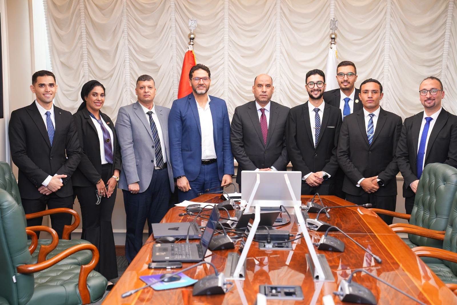 وزير العمل يستقبل مجموعة من شباب الجامعات المتطوعين لاستعراض رؤيتهم لتسويق خدمات الوزارة