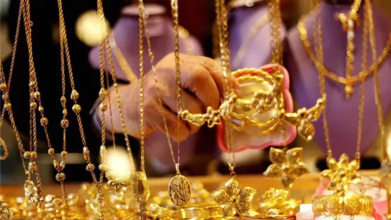 تعرف على أسعار الذهب اليوم الإثنين.. استقرار عيار 21 عند 6385 جنيهًا