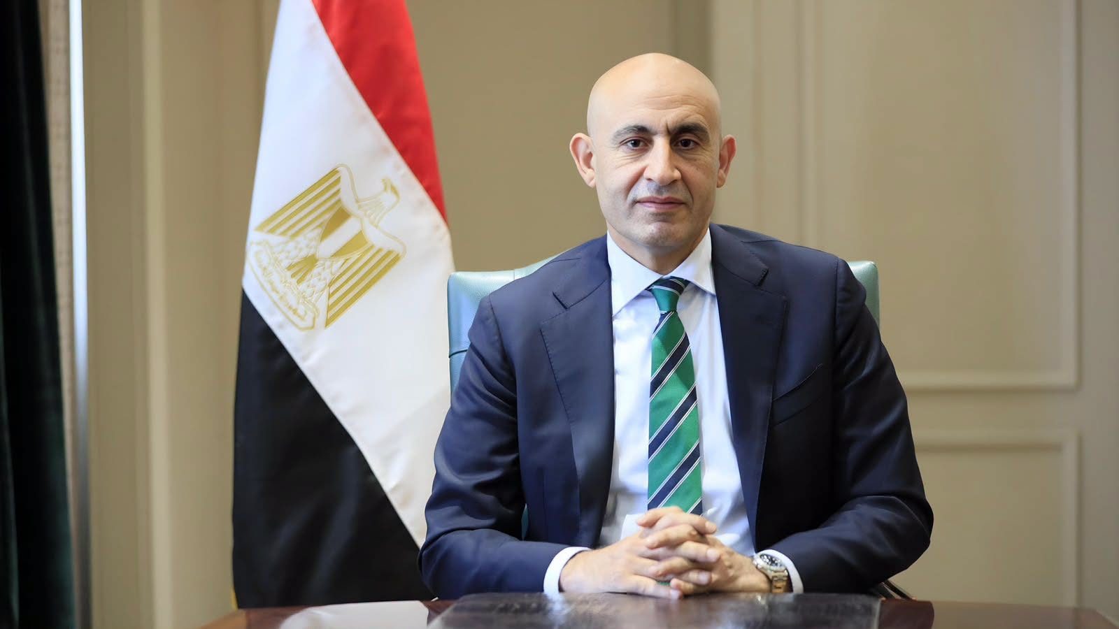 بهدف الإساءة أو التنمر.. فصل عام كامل لأي طالب يصور  معلمه داخل المدرسة
