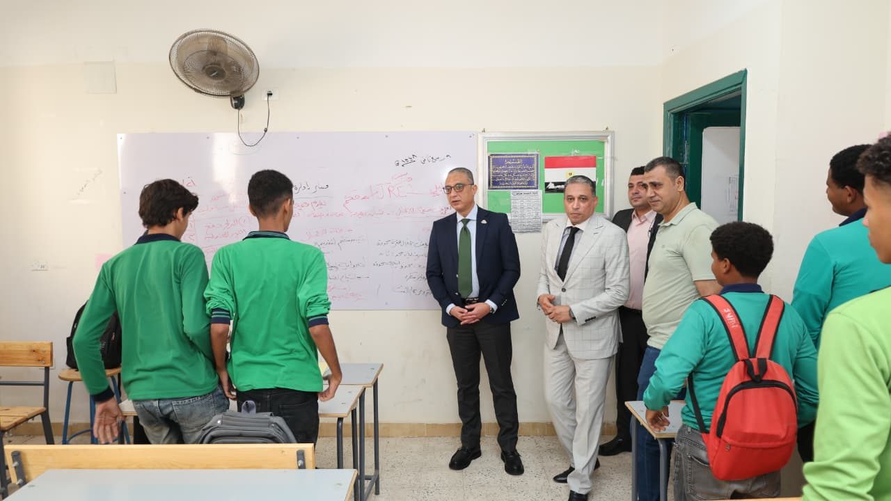 محافظ الجيزة يتفقد انتظام العملية التعليمية بمجمع مدارس حي بولاق الدكرور