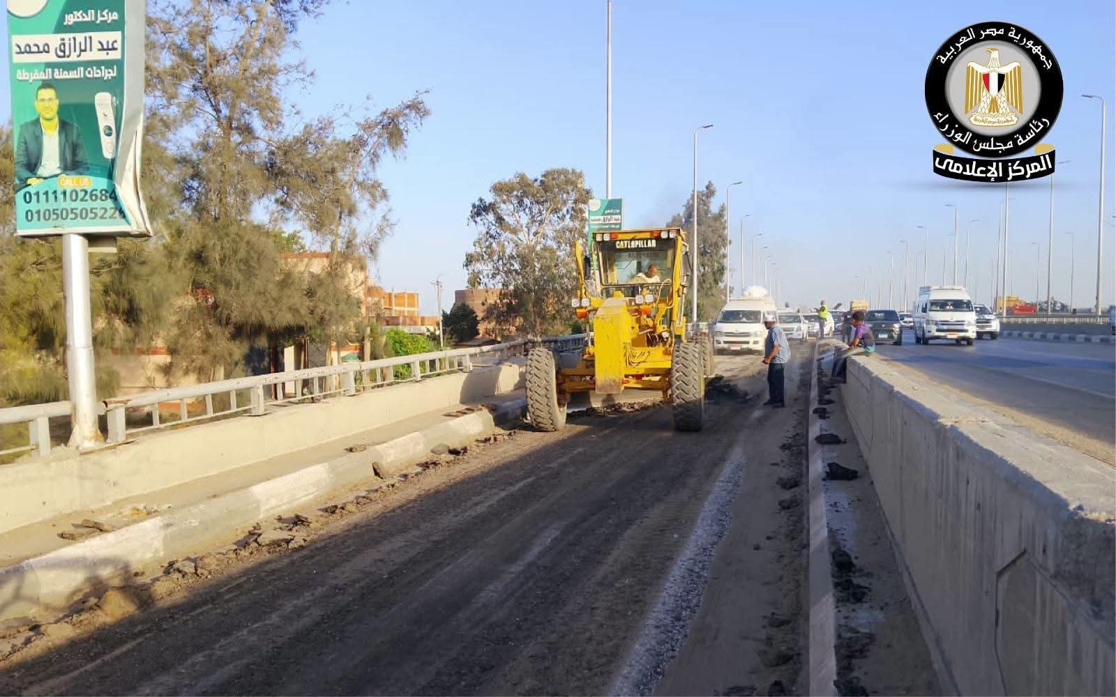 إزالة الأسفلت المتضرر بطريق الخدمة بإيتاي البارود