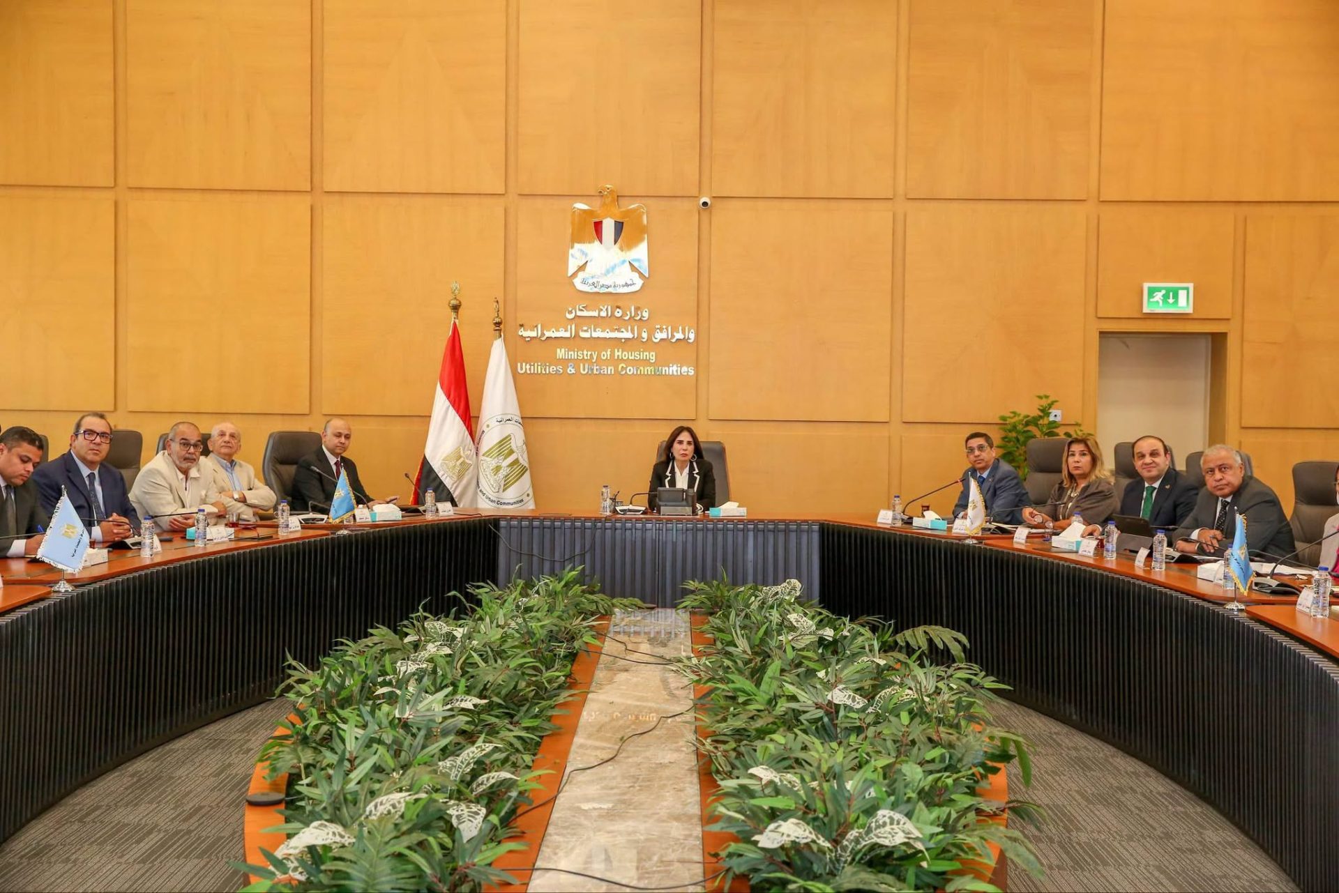 وزيرة الإسكان تتابع مع رئيس الجهاز المركزي للتعمير موقف تنفيذ المشروعات المتولى  تنفيذها