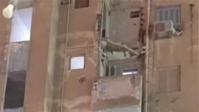 انقطاع المياه والغاز عن 10 أسر بمساكن الساحل في السويس بعد سقوط بلكونة وإصابة شخص