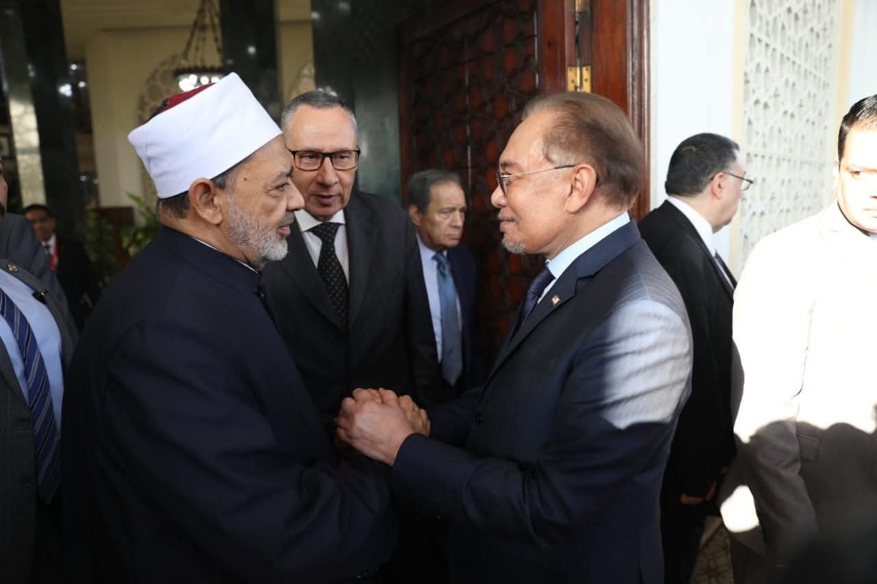 شيخ الأزهر يعرب عن تقديره لتصريحات الرئيس السيسي ورئيس وزراء ماليزيا ويؤكد مواصلة رسالة الأزهر في نشر علوم الدين وخدمة الإسلام