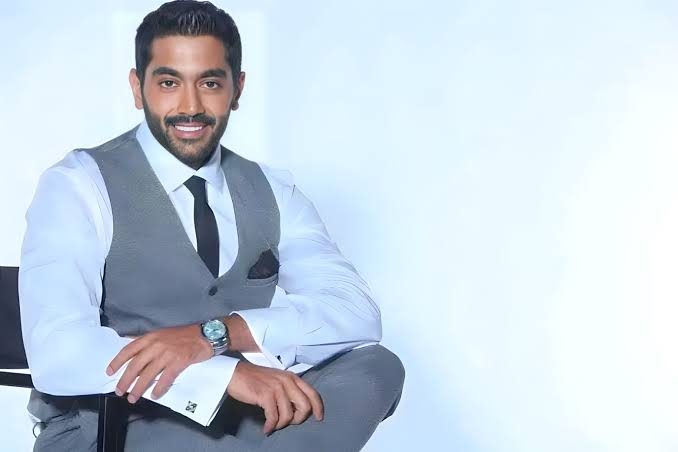 أحمد فلوكس يعلن خطوبته ويطلب دعوات الجمهور بإتمام الزواج