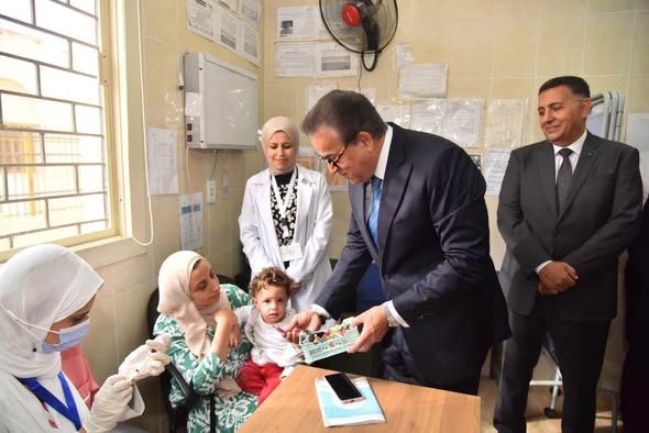 وزير الصحة ومحافظ القليوبية يطلقان الحملة القومية للتطعيم ضد الحصبة والحصبة الألمانية من داخل مدرسة بمدينة العبور