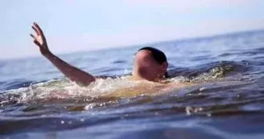 انتشال جثة غريق من داخل نهر النيل