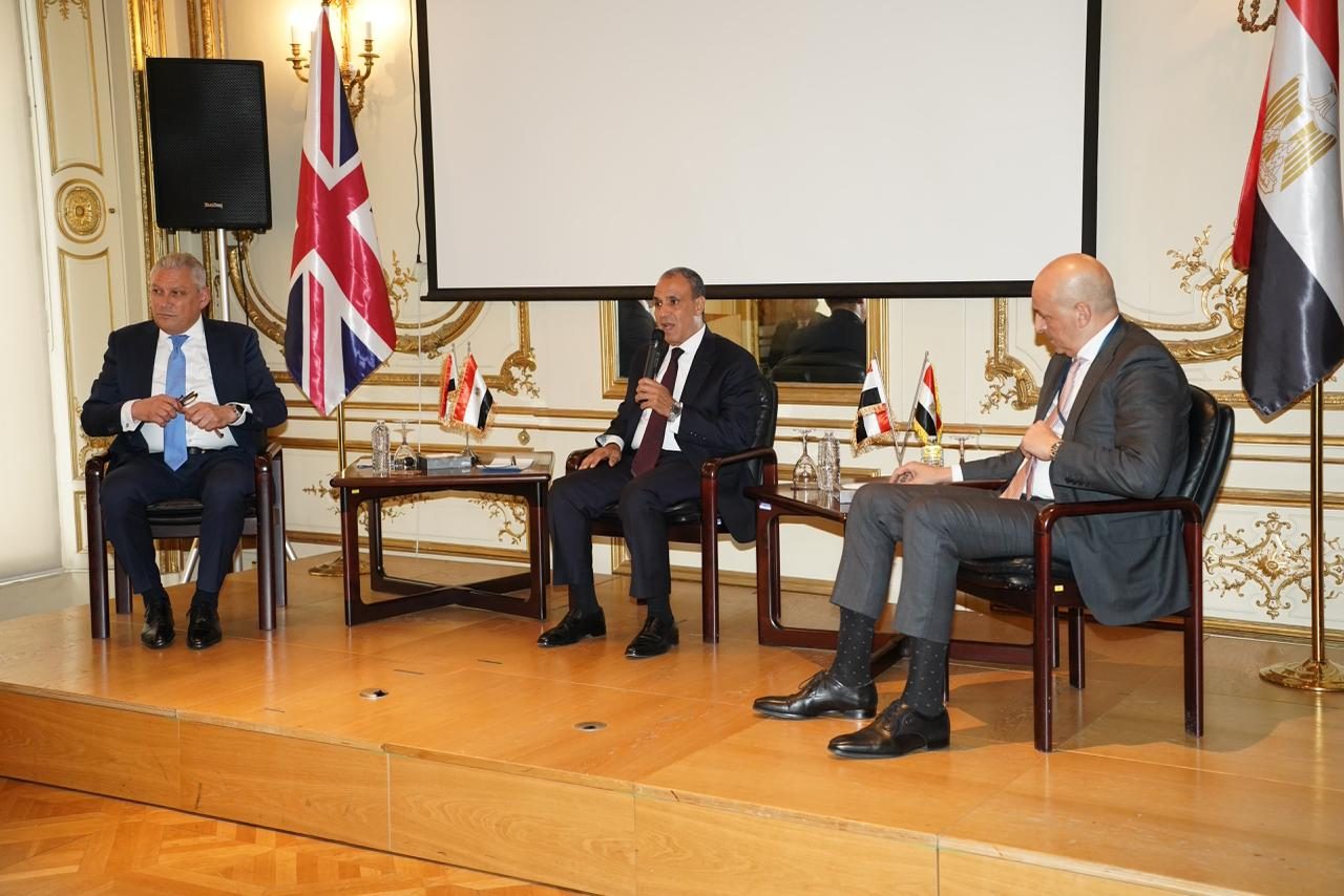 وزير الخارجية يلتقي بأعضاء الجالية المصرية في لندن
