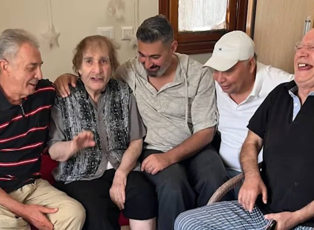 نجوم الفن يزورون محيي إسماعيل في دار رعاية كبار الفنانين