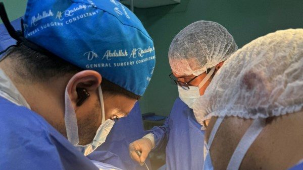 تدخل جراحي متقدم لاستئصال ناسور معوي مثاني