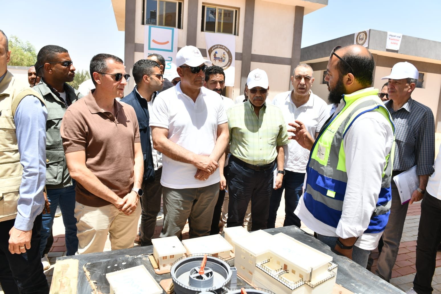 وزير الإنتاج الحربي يتابع مشروعات المياه ويؤكد الالتزام بأعلى معايير الجودة