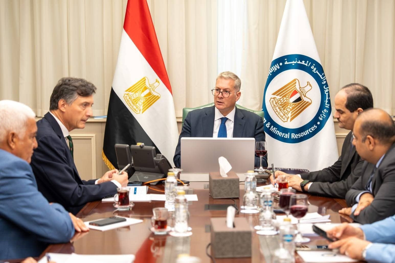 كريم بدوي يتابع مع إيني مشروعات تنمية الغاز وربط حقل كرونوس القبرصي بمصر