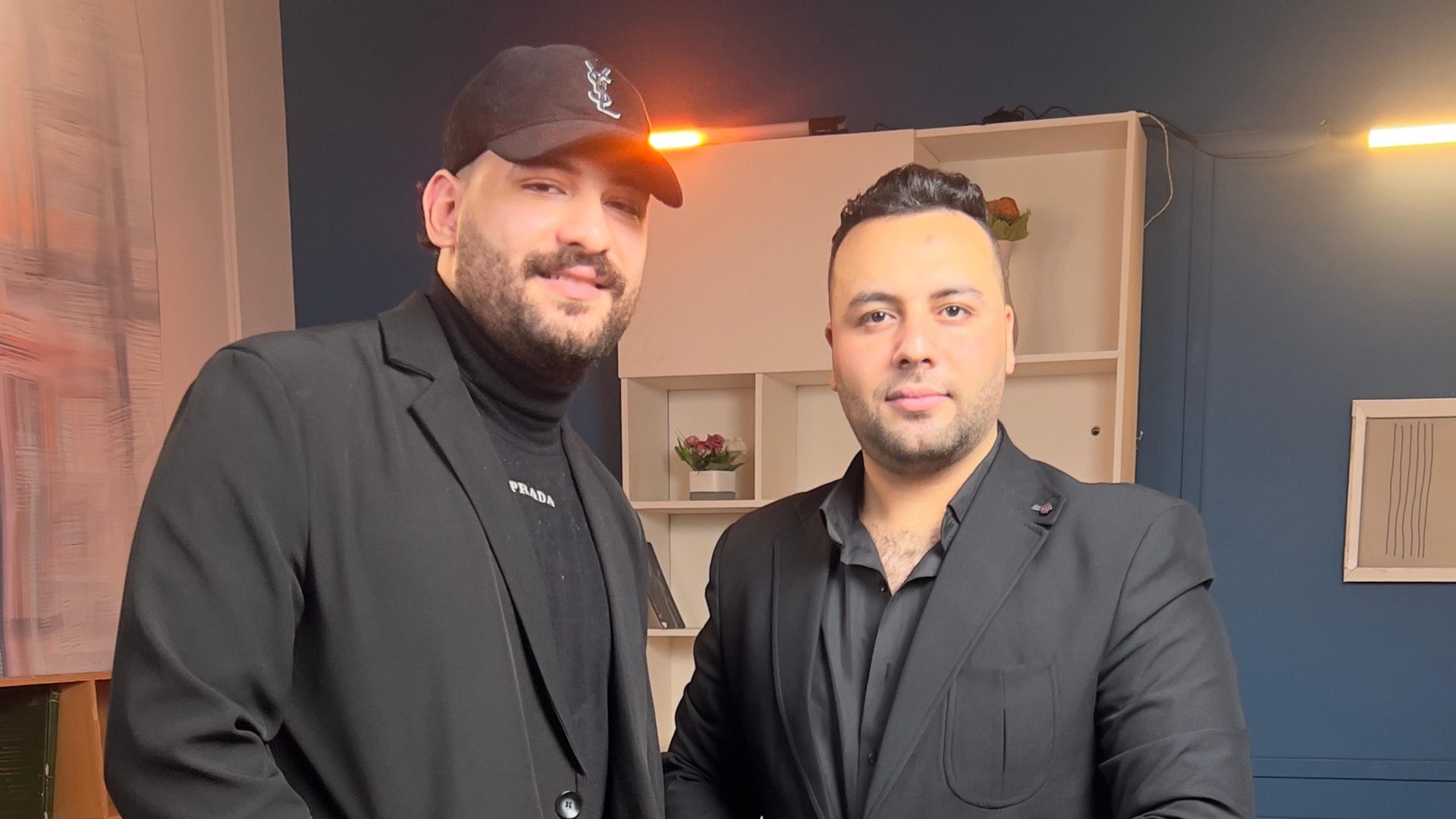المخرج محمد زكريا يروي تفاصيل أزمة المطرب مسلم: طلبات بالدولار وخلافات على الهواء