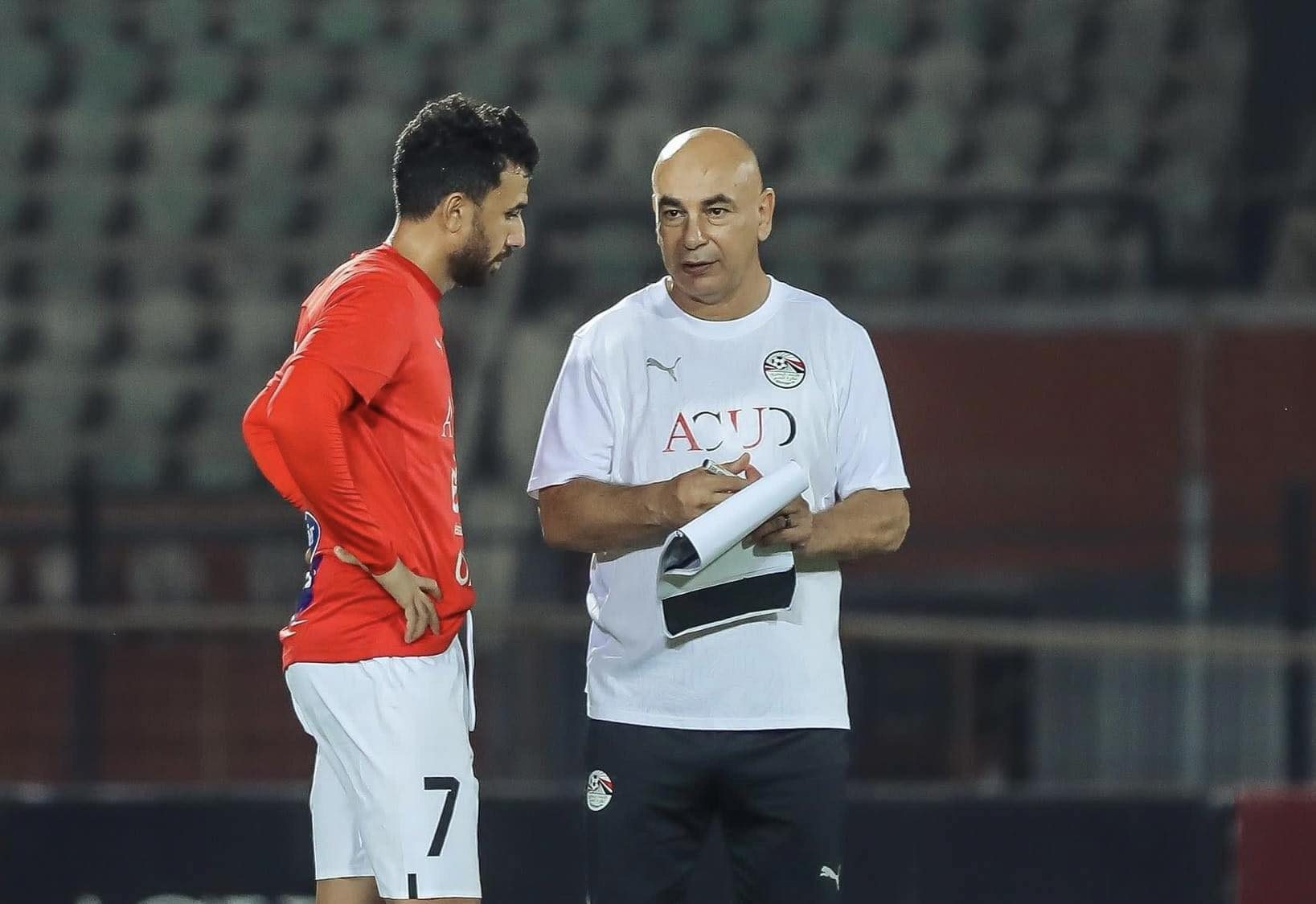 حسام حسن يحتوي تريزيجيه بجلسة خاصة بعد مباراة بلجيكا.. دورك جاي يا محمود