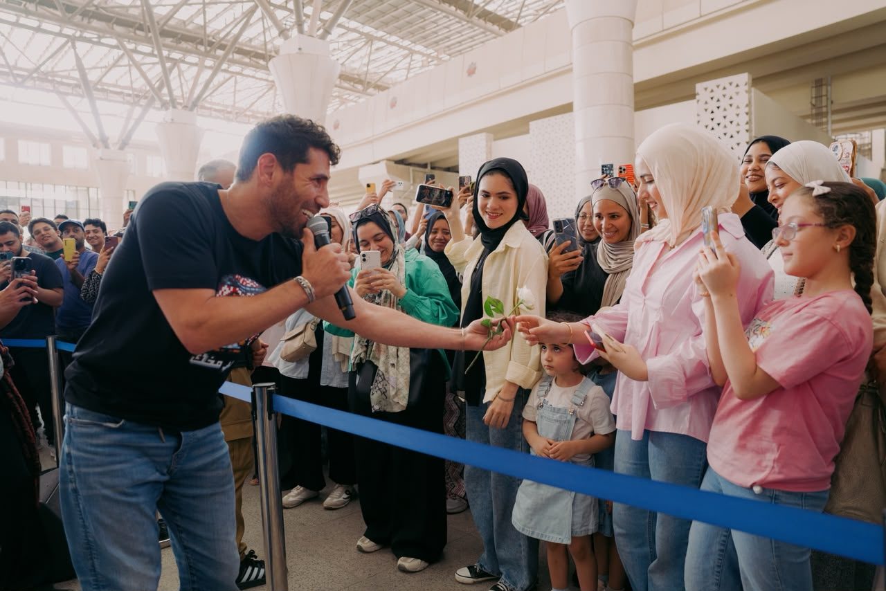 بعد تريند "بوكيه ورد".. عزيز مرقة يفاجئي ركاب المترو بحفلة غنائية تفاعلية