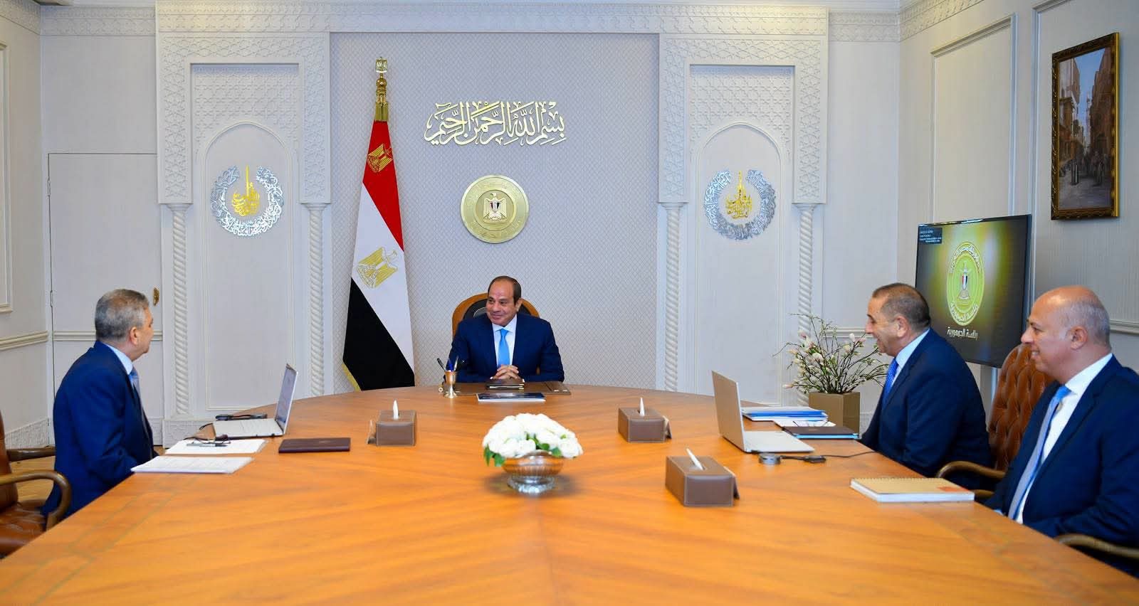 الرئيس السيسي يشدد على توطين صناعة الوحدات البحرية ومستجدات تصنيع أتوبيس نهري وقاطرات