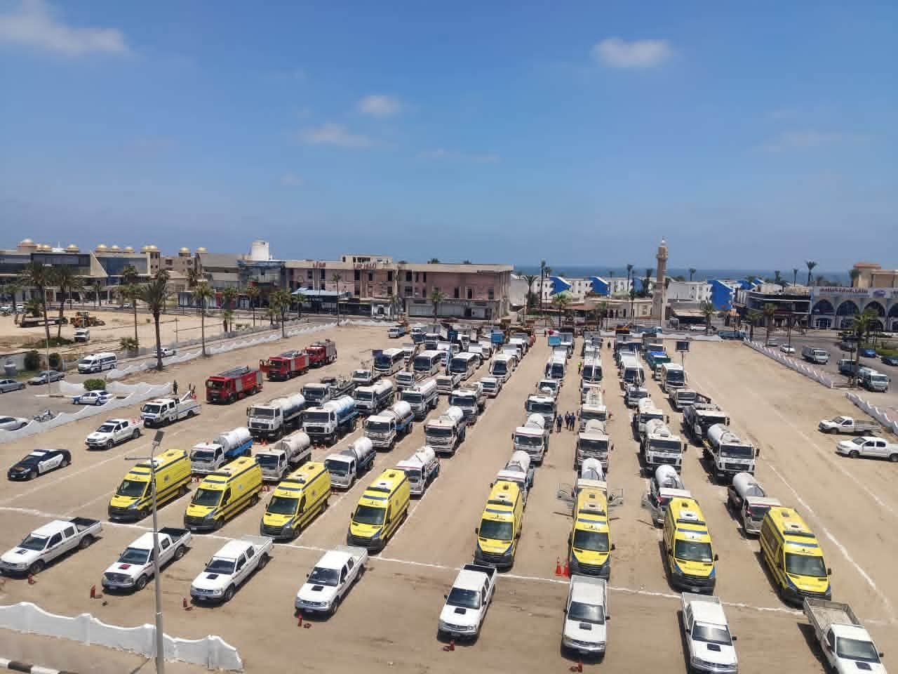 اصطفاف المعدات والسيارات