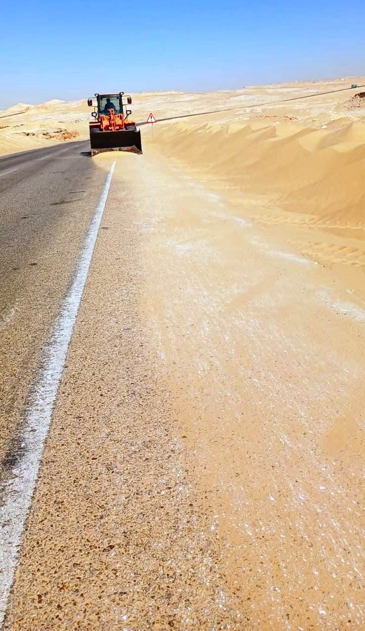 كثبان رملية على طريق سوهاج