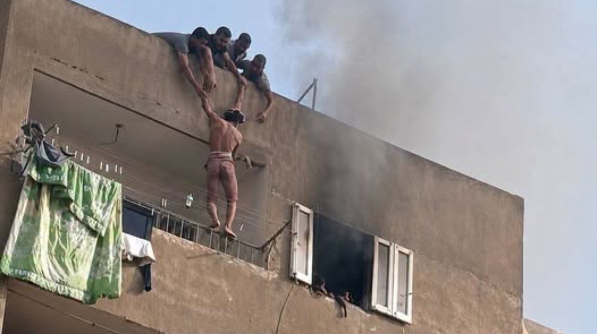 شاب يتحدى النيران وينقذ 3 أطفال من حريق شقة بالطابق الخامس في مدينة 15 مايو