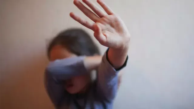 القبض على سيدة وفني كهرباء بتهمة التعدي على طفلة في مدينة نصر