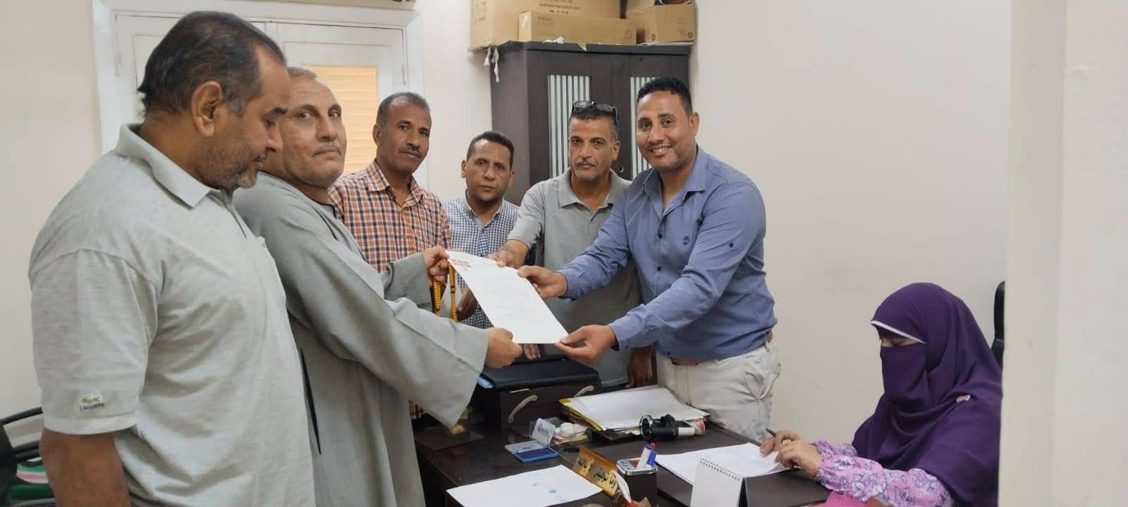 تسليم العقود