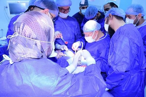 نجاح جراحة دقيقة لطفل مصاب بشلل كامل في الذراع بجامعة سوهاج