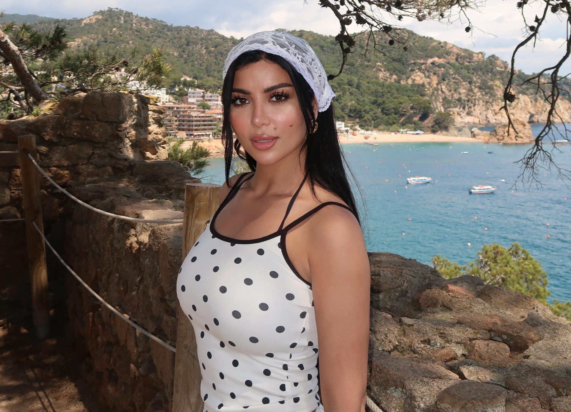 كارولين عزمي