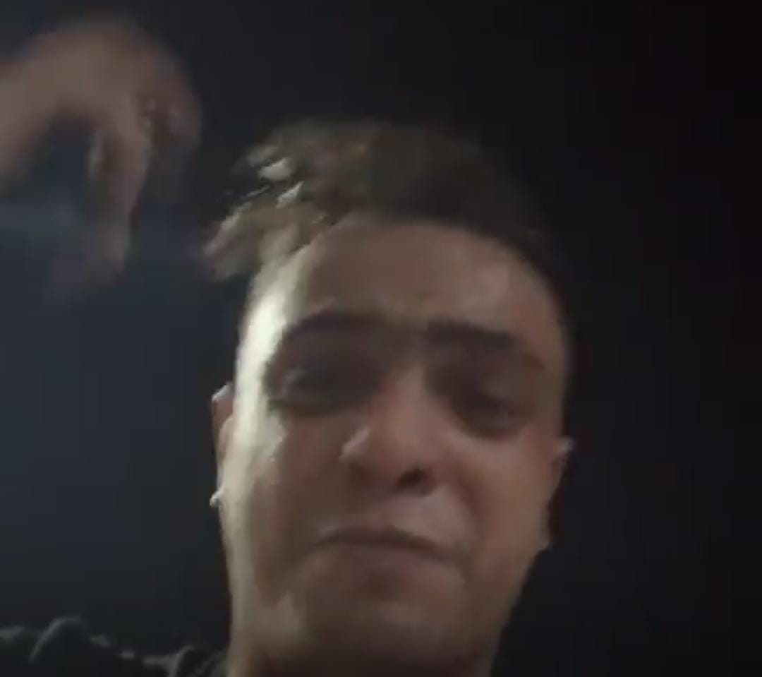 أحد  أقاربه وهو يستغيث