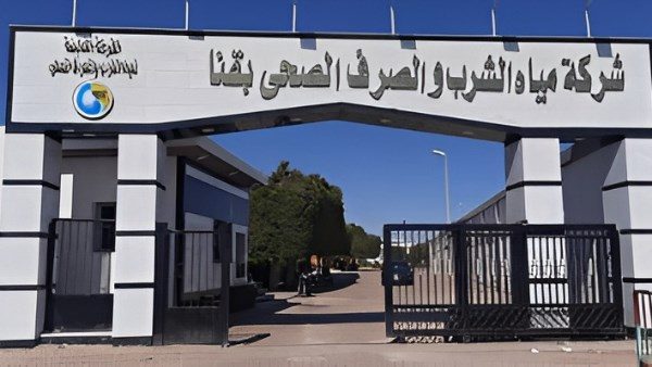 بعد شكوى على السوشيال ميديا.. شفط مياه الصرف من شارع خلف المستشفى العسكري بقنا
