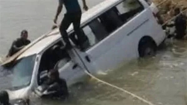 انقلاب ميكروباص بترعة على طريق العياط دون إصابات