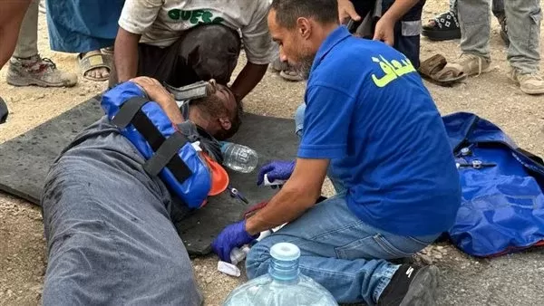 إصابة 8 أشخاص في تصادم سيارة نقل محملة بالعمال مع ملاكي بطريق العين السخنة