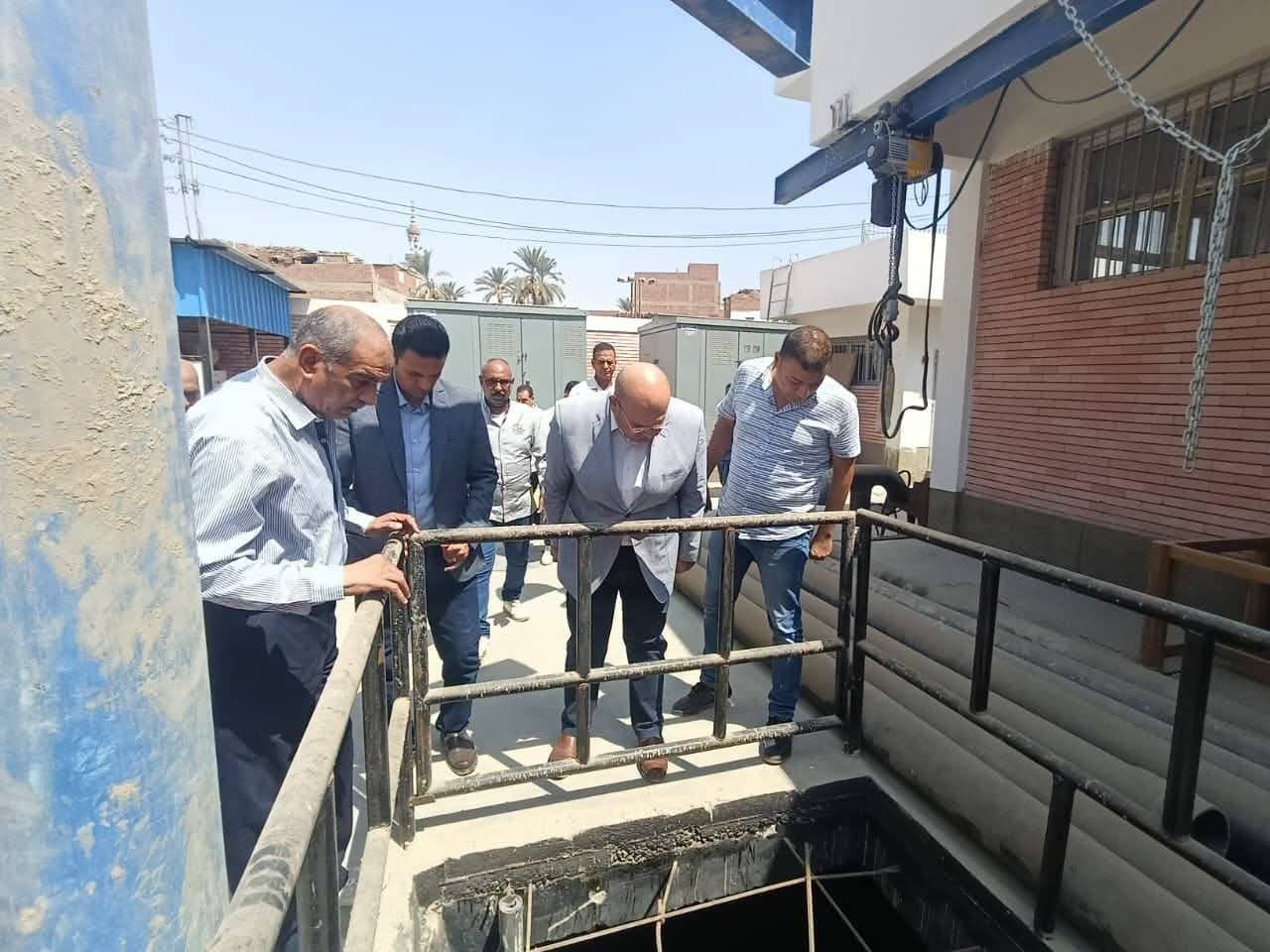 نائب محافظ الجيزة يتابع معدلات التنفيذ بمشروع الصرف الصحي بزاوية دهشور بمركز البدرشين