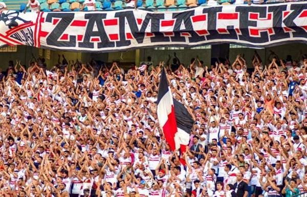لاعبو الزمالك يهدون قميصين يحملان الرقم 1 لجماهير الفريق قبل مواجهة الاتحاد السكندري