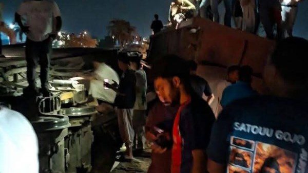 خروج جرار وعربتين ومعدات ثقيلة لإعادة الحركة.. القصة الكاملة لحادث تصادم قطاري بضائع بالعياط