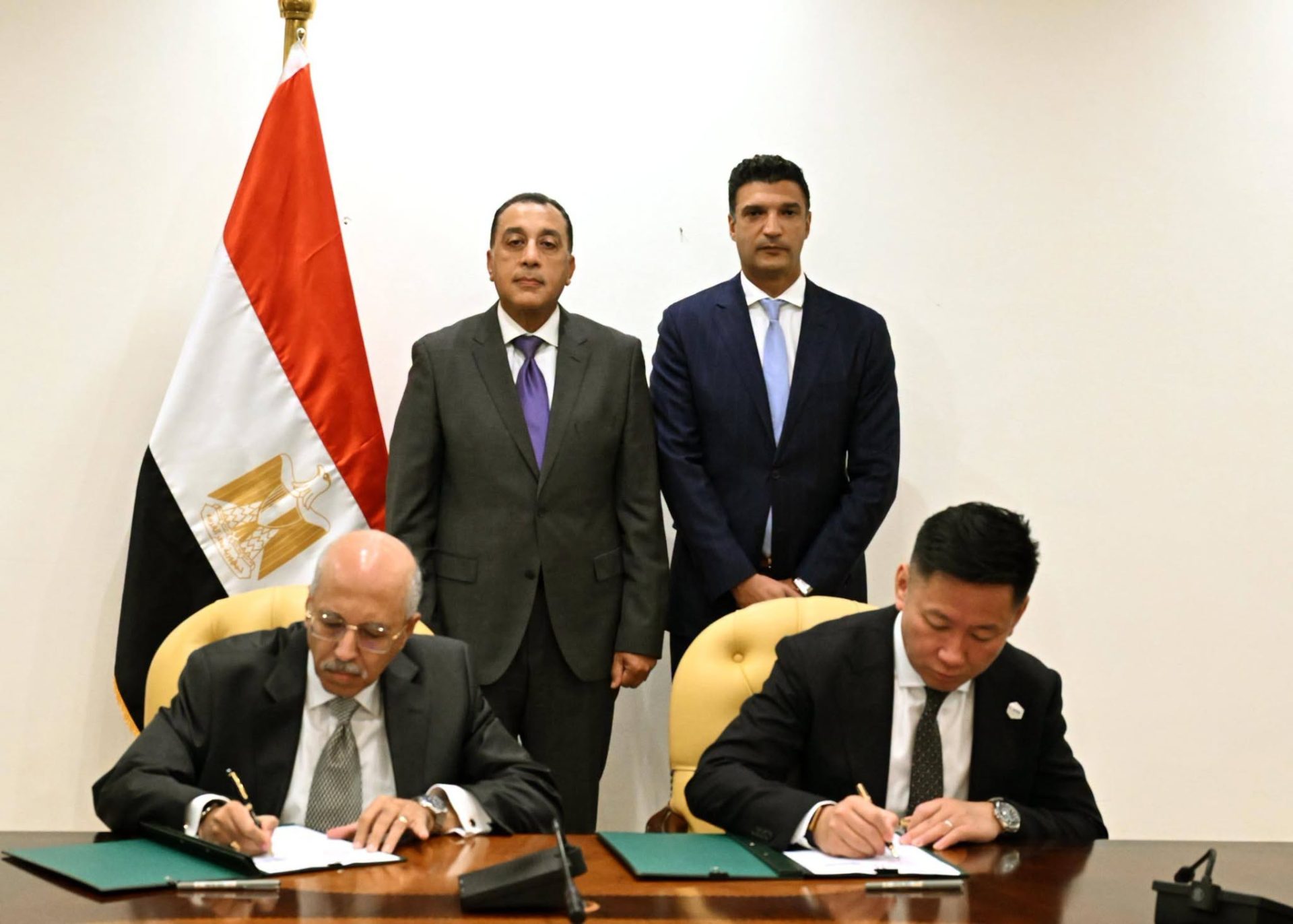 باستثمارات 2 مليار جنيه في المرحلة الأولى.. رئيس الوزراء يشهد مراسم توقيع عقد إنشاء مصنع لإنتاج البطاريات الكهربائية بمختلف أنواعها