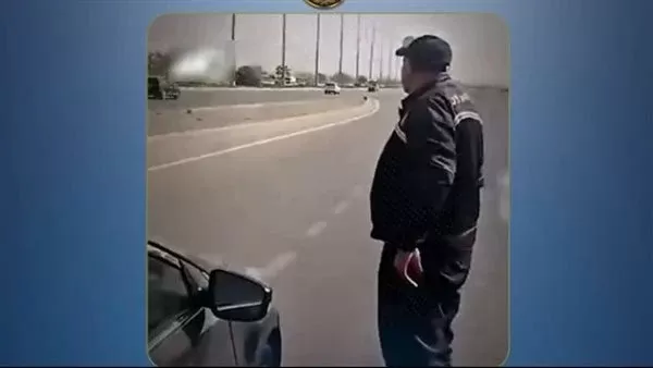 الداخلية تكشف حقيقة واقعة إغلاق الطريق أمام قائد سيارة ملاكي في القاهرة