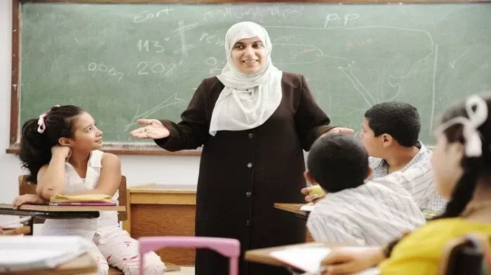 معلمة