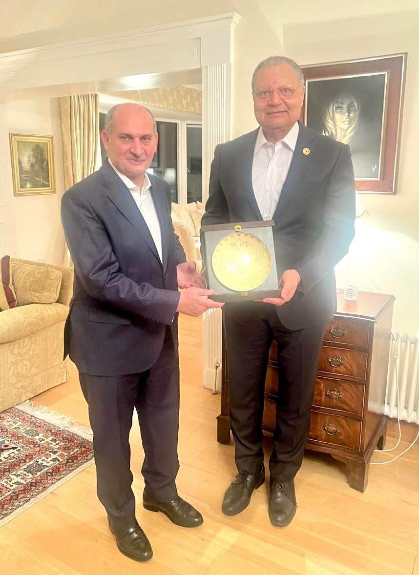 سفير مصر في أيرلندا يستقبل رئيس هيئة الاعتماد والرقابة الصحية على هامش مشاركتهم في مؤتمر «ISQua» الدولي بدبلن