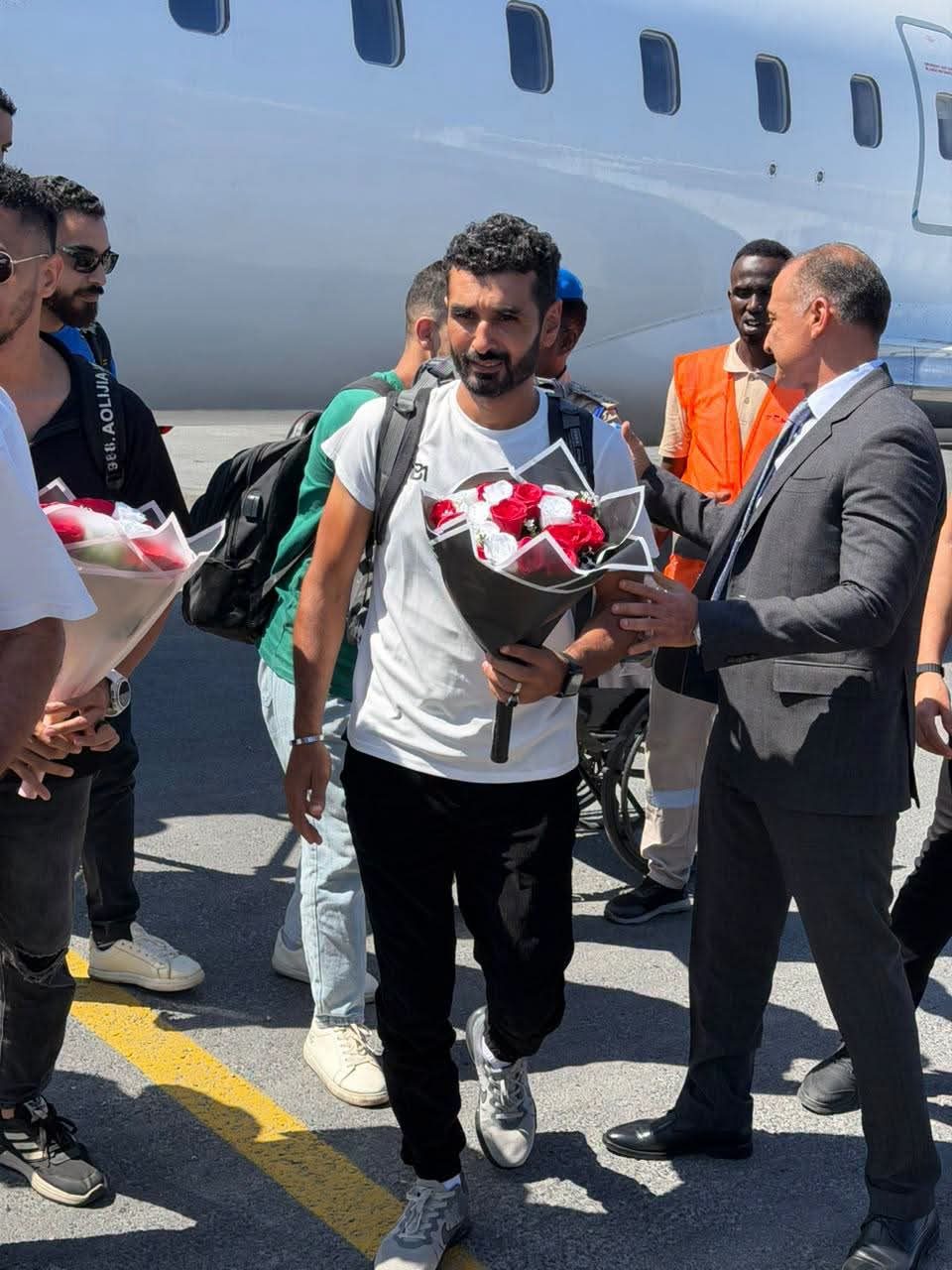 وصول البحارة المصريين المحتجزين إلى مقديشيو تمهيدًا لعودتهم للوطن برفقة السفير المصري