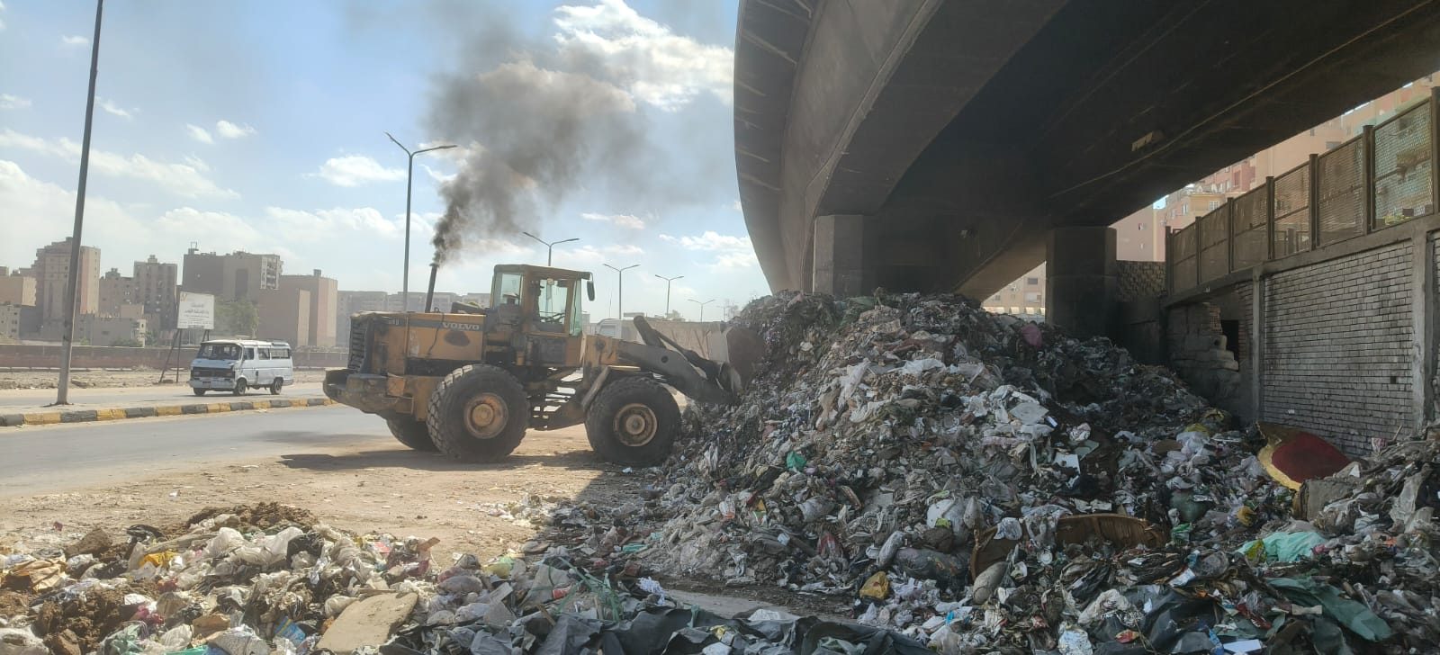 رفع 1500 طن مخلفات الرتش أسفل دائري المنيب حي جنوب الجيزة