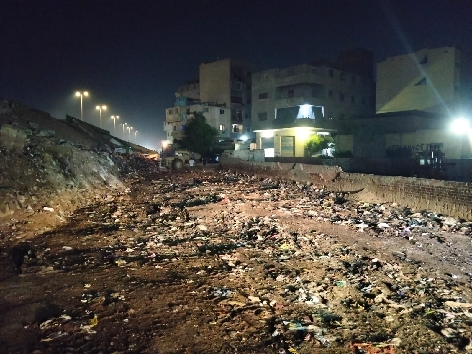 رفع 2000 طن مخلفات الرتش بجوار حرم الدائري صفط اللبن حي بولاق الدكرور