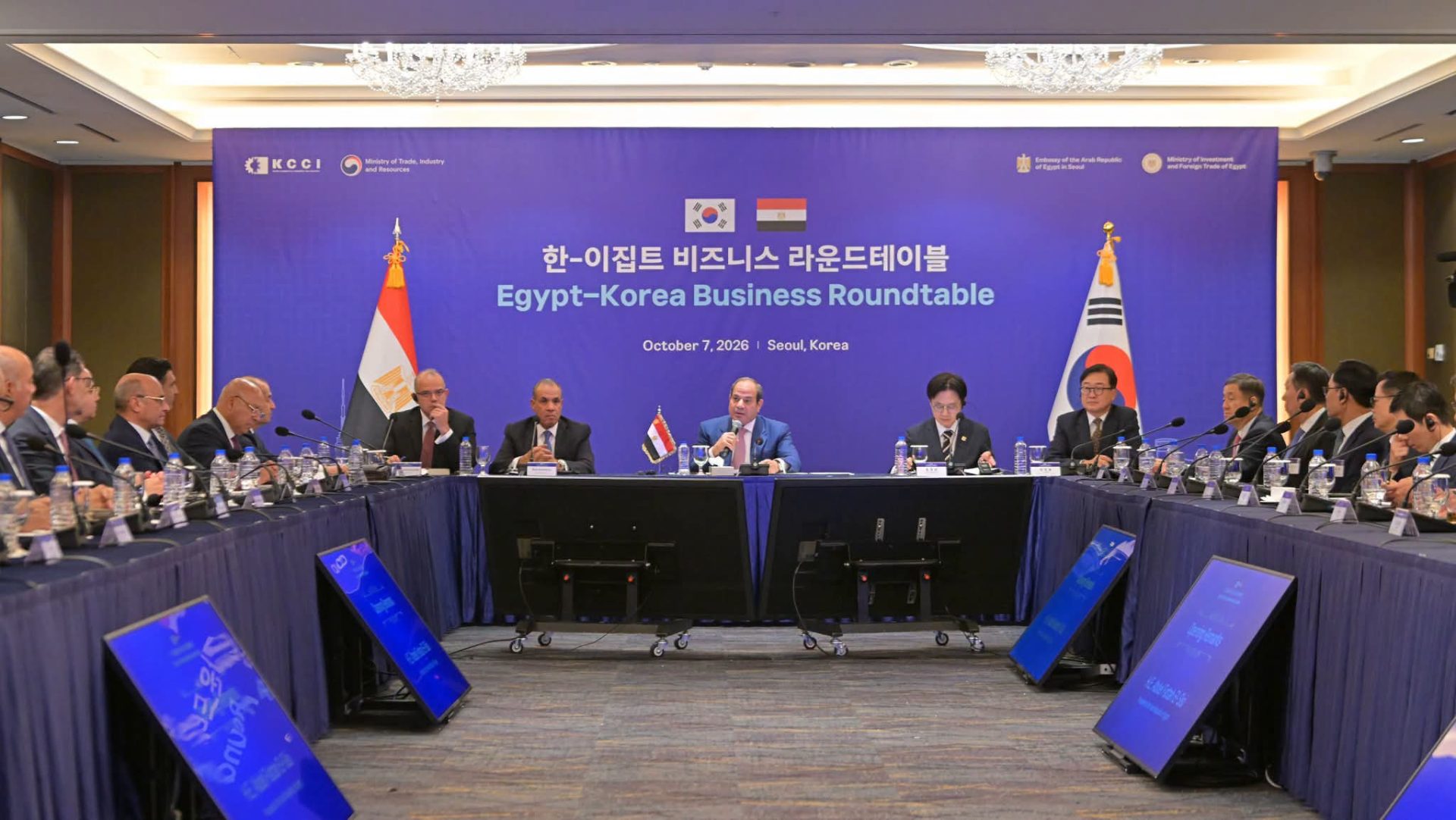 خلال مائدة مستديرة في سول.. الرئيس السيسي يدعو الشركات الكورية لإنشاء منطقة صناعية بقناة السويس وتوطين التكنولوجيا بمصر