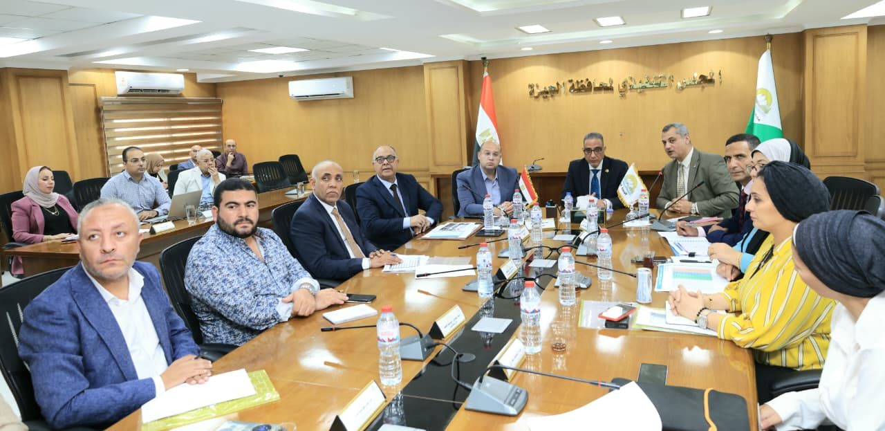محافظ الجيزة يعقد اجتماعًا لمناقشة آليات تحديث المخطط الاستراتيجي العام لمدينتي العياط والبدرشين