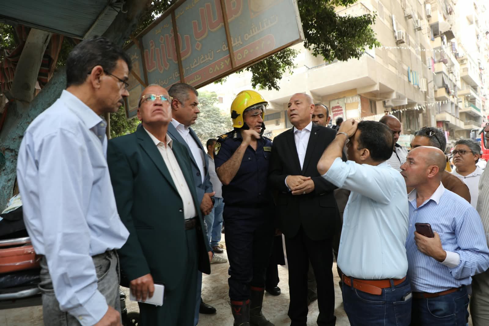 انقاذ 6 مصابين.. محافظ القاهرة يشرف على البحث عن الناجين القاطنين بالعقار المنهار  بحي حدائق القبة