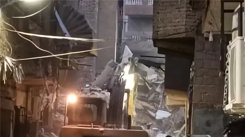 التحقيقات تعاين عقار حدائق القبة المنهار وإنقاذ طفل حي من الأنقاض
