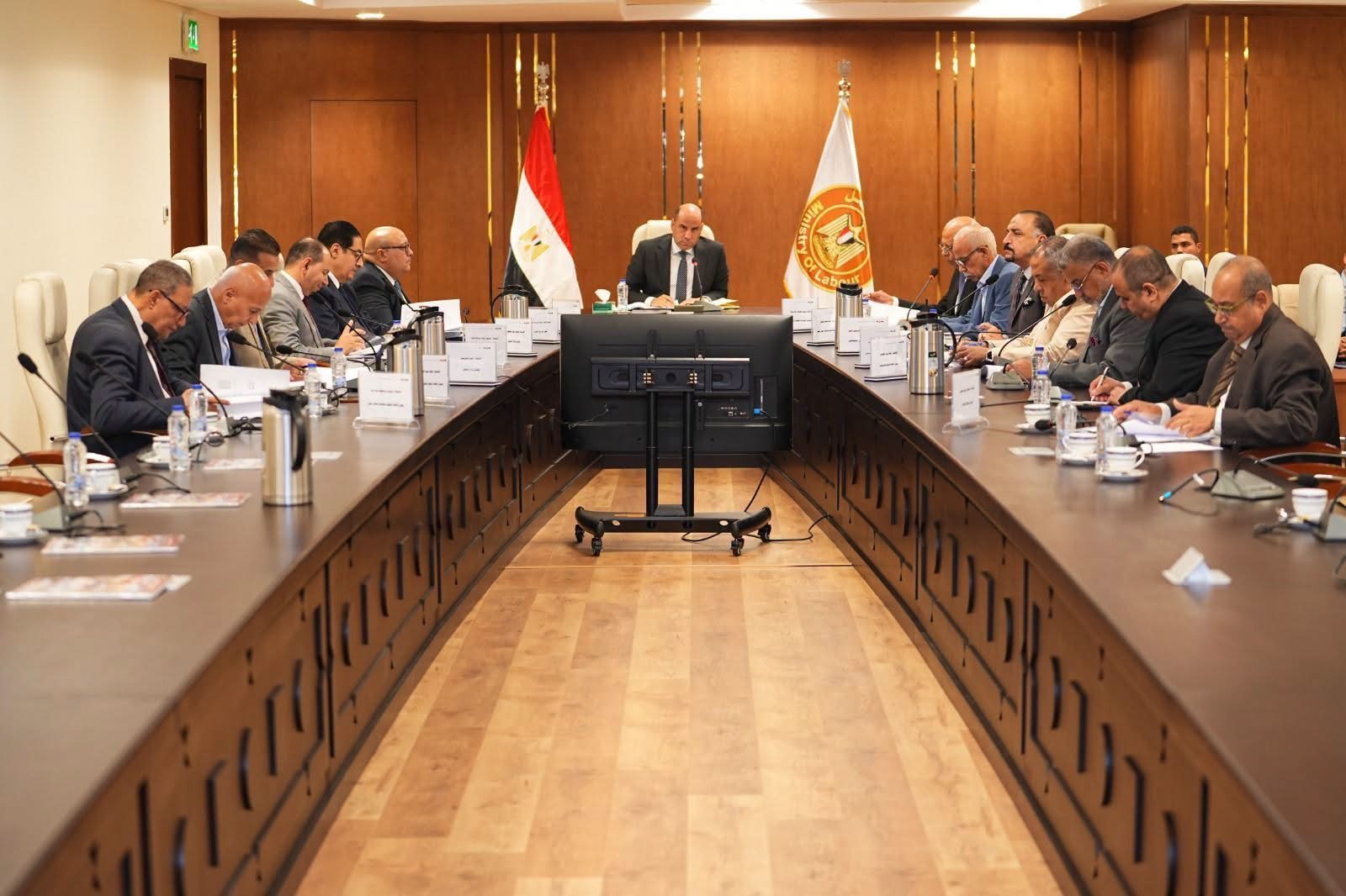 وزير العمل: 2.608 مليار جنيه إعانات طوارئ للعمال في 3999 منشأة ومساندة 12 ألفًا و365 عاملًا خلال سبتمبر 2026