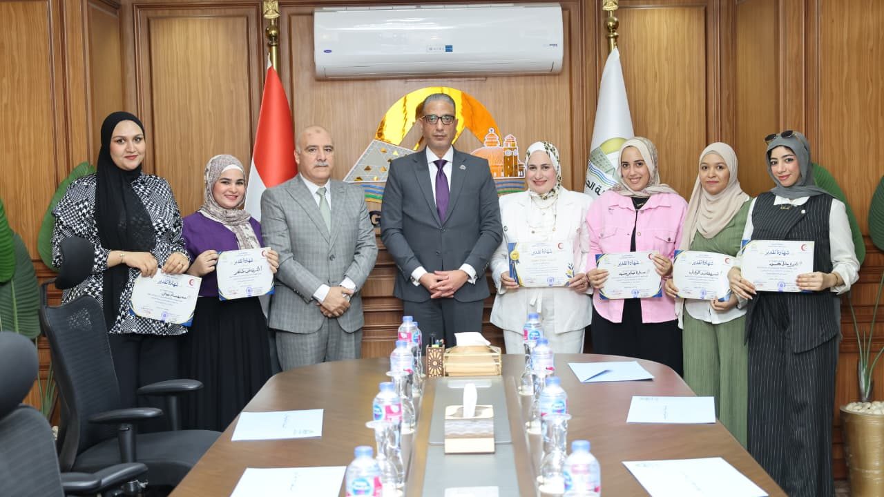 محافظ الجيزة يكرم فريق تمريض مستشفى الحوامدية العام لأمانتهن في الحفاظ على مبلغ مالي ومتعلقات مريض فاقد الوعي