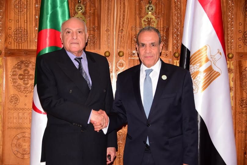 عبد العاطي  يبحث مع نظيره الجزائري دفع التعاون الثنائي والتنسيق إزاء القضايا الإقليمية